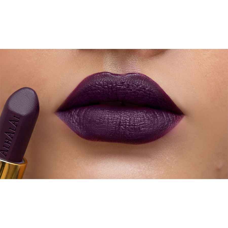 Dunkellila ECLIPSE LIPSTICK von Alhalal Cosmetics auf vollen Lippen mit mattem Finish