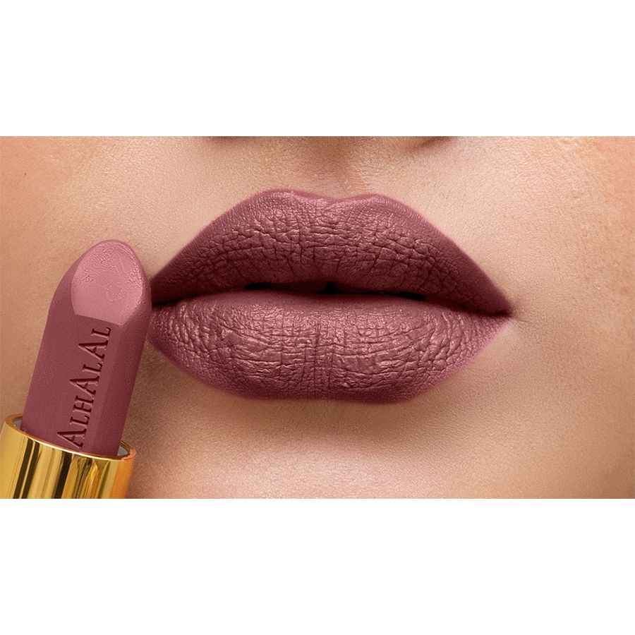 Alhalal Cosmetics Samt-Lippensib auf die Lippen in einem weichen Mauvetint aufgetragen