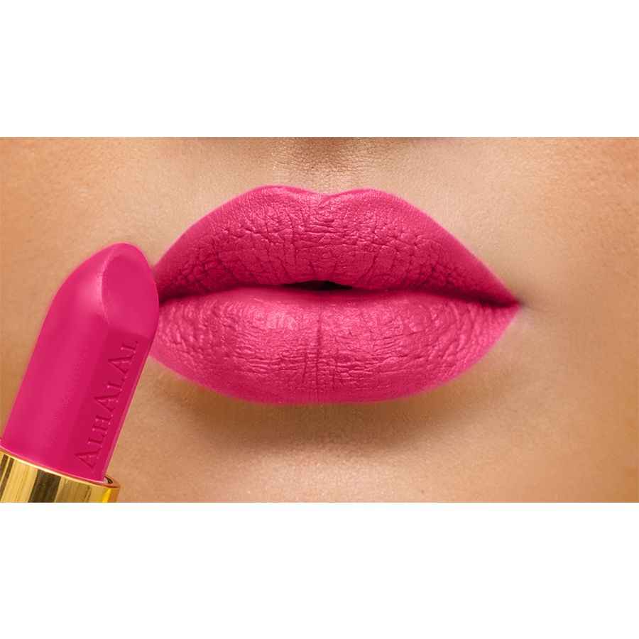 Velvet Lipstick Red von Alhalal Cosmetics, aufgetragen auf volle Lippen in lebendiger Farbe