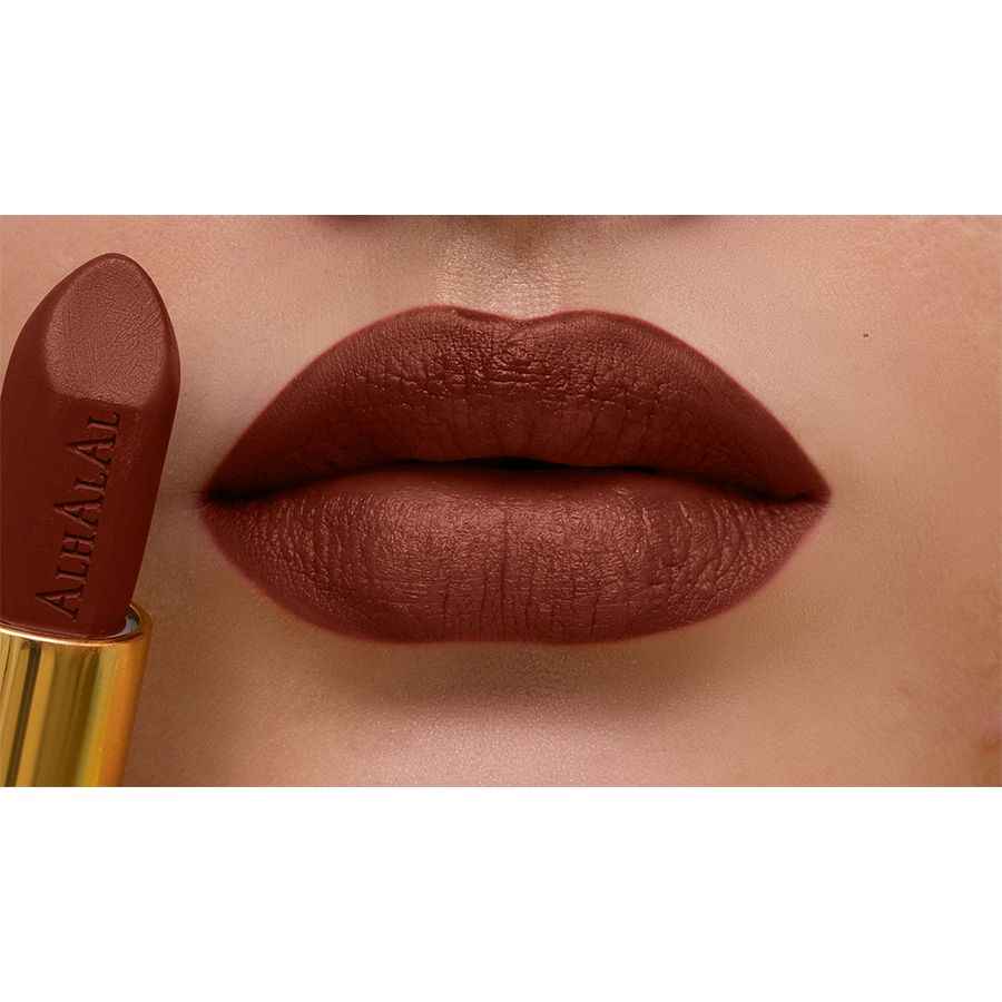 Alhalal Cosmetics Velvet Lipstick Pink aufgetragen auf die Lippen in einem tiefbraunen Farbton