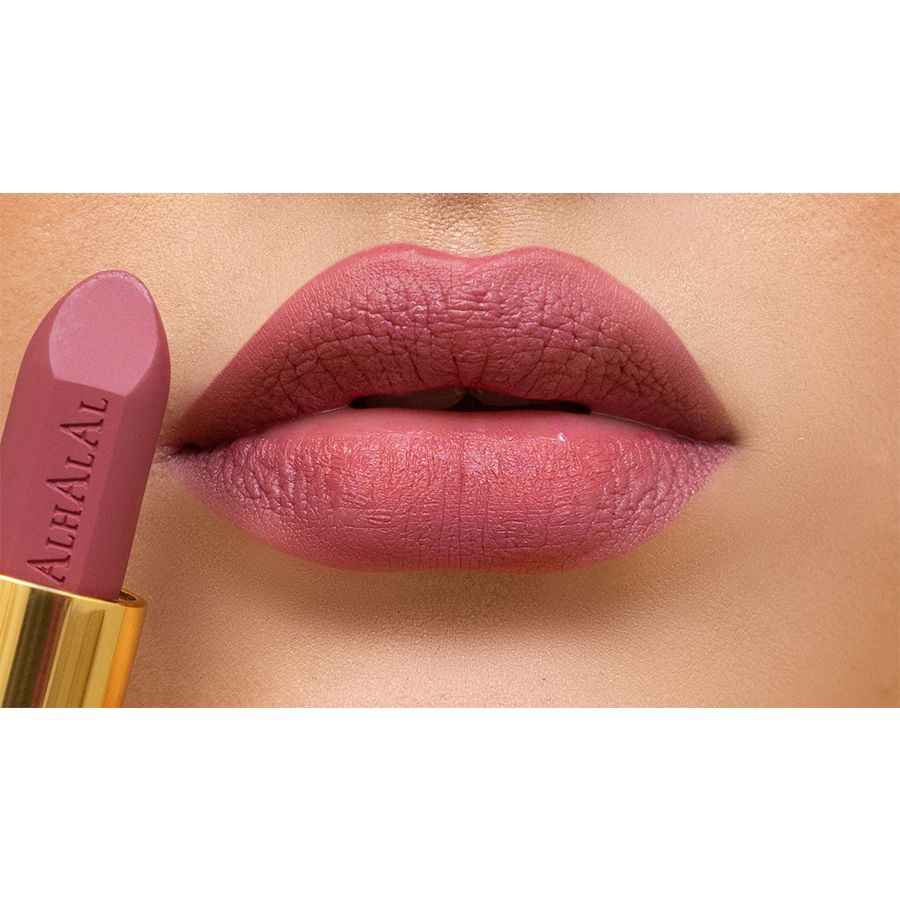 Samt-Lippenstift von Alhalal Cosmetics in einem sanften Rosaton mit OLD LIPSTICK-Textur