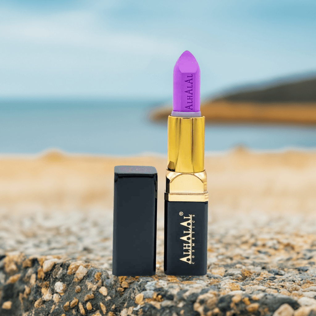 Alhalal Cosmetics PARSE LIPSTICK in einem lila Samt-Lippenstift mit goldenem Halter auf einem felsigen Hintergrund