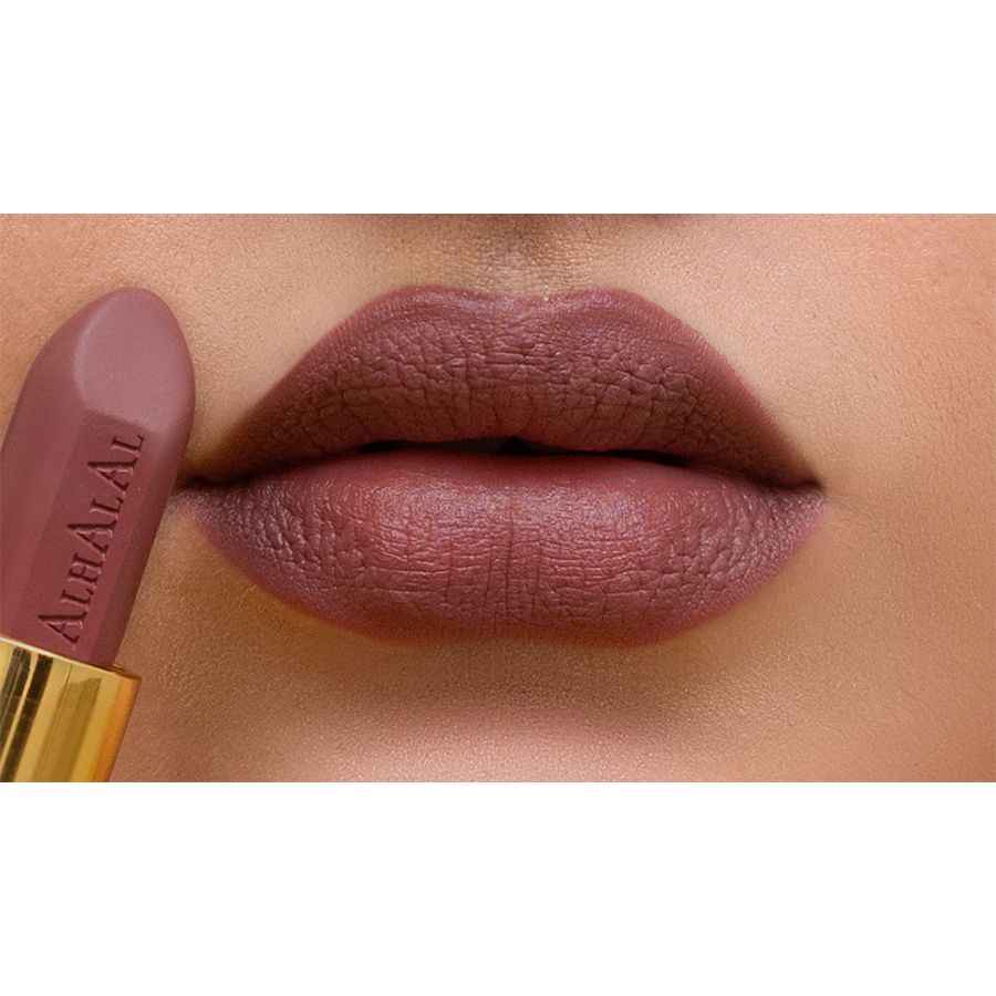 Alhalal Cosmetics PINK LIPSTICK auf volle Lippen mit passendem Lippenstift aufgetragen