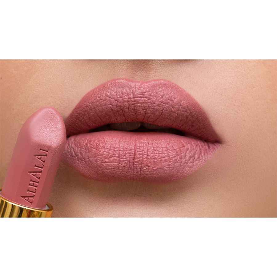 SOFT BROWN LIPSTICK von Alhalal Cosmetics auf volle Lippen nahe dem Lippenstift aufgetragen