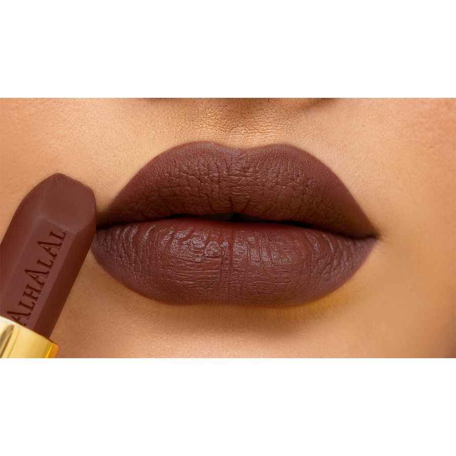 Alhalal Cosmetics VELVET LIPSTICK in einem tiefbraunen Farbton, aufgetragen auf volle Lippen
